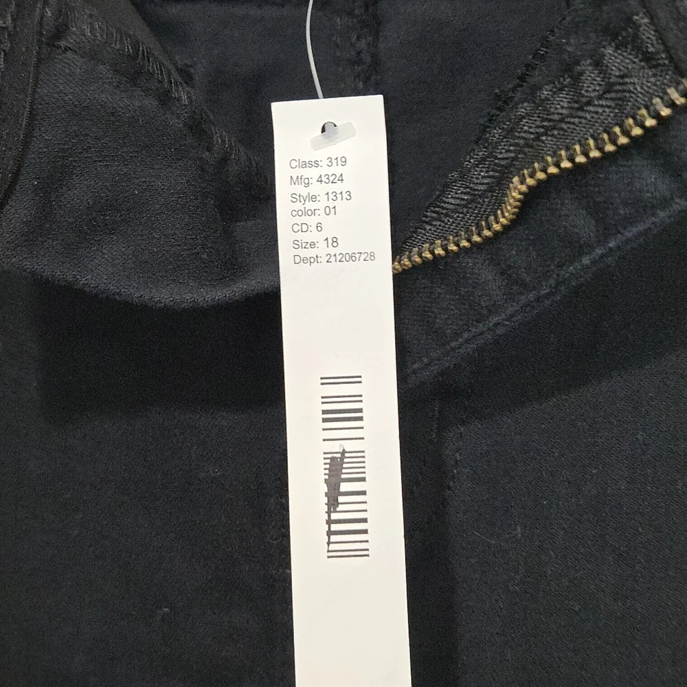 Avenue Black Capris Size 18